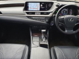 Lexus ES 300h Ultra Luxury Hitam km24rban sunroof siap pakai cash kredit proses bisa dibantu 7