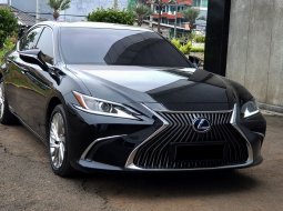 Lexus ES 300h Ultra Luxury 2020 hitam km24rban cash kredit proses bisa dibantu record 3