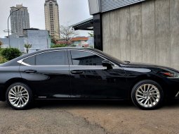 Lexus ES 300h Ultra Luxury 2020 hitam km24rb record siap pakai cash kredit proses bisa dibantu 6