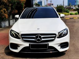 14rban Mercedes Benz E300 Avantgarde Line Panoramic CKD AT 2017 putih cash kredit proses bisa dbantu