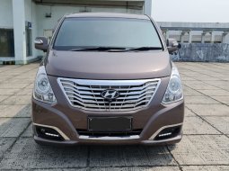 Hyundai H-1 Royale bensin at 2017 Coklat siap pakai