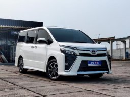 Toyota Voxy 2.0 A/T 2018 Putih Pajak Panjang 2