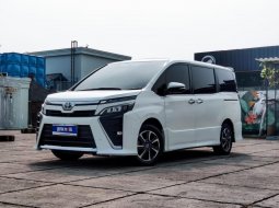 Toyota Voxy 2.0 A/T 2018 Putih Pajak Panjang 17