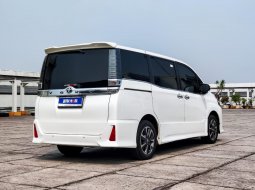 Toyota Voxy 2.0 A/T 2018 Putih Pajak Panjang 18