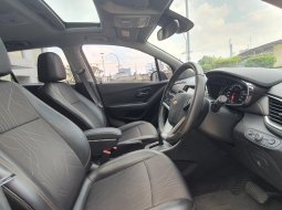 Km31rb record chevrolet trax premier turbo 2018 hitam sunroof tangan pertama dari baru cash kredit 10