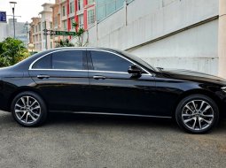 Km5rb Mercedes-Benz E-Class E 200 Avantgarde Line 2022 hitam warranty active pajak panjang cash kred 4