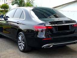 Km5rb Mercedes-Benz E-Class E 200 Avantgarde Line 2022 hitam warranty active pajak panjang cash kred 7