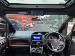 Toyota Voxy 2.0 A/T 2018 Hitam 3