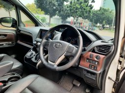 Toyota Voxy 2.0 Wagon AT PUTIH Dp 15,9 Jt No Pol Genap 19