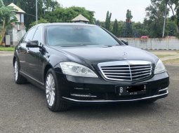 Mercedes-Benz S-Class 300  2011 Hitam 3