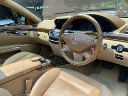 Mercedes-Benz S-Class 300  2011 Hitam 9