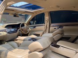 Mercedes-Benz S-Class 300  2011 Hitam 10