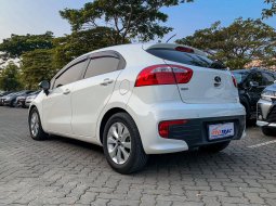Siap pakai KIA RIO 1.4 HB OPTION AT MATIC 2016 PUTIH 4