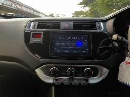 Siap pakai KIA RIO 1.4 HB OPTION AT MATIC 2016 PUTIH 17