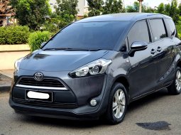 Dp15jt Toyota Sienta G CVT 2017 matic abu km 52rban record cash kredit proses bisa dibantu