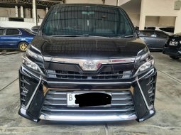 Toyota Voxy 2.0 AT ( Matic ) 2017 Hitam Km Low 32rban Good Condition Siap Pakai