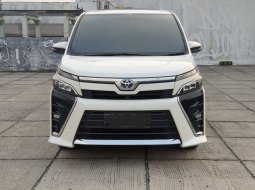 Toyota Voxy 2.0 A/T 2020 Putih