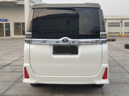 Toyota Voxy 2.0 A/T 2020 Putih 2