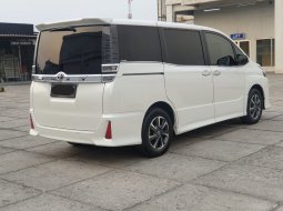 Toyota Voxy 2.0 A/T 2020 Putih 3