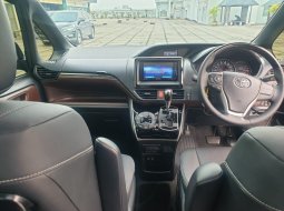 Toyota Voxy 2.0 A/T 2020 Hitam 7