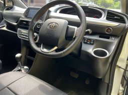 Toyota Sienta V CVT AT 2017 Putin Istimewa Murah 9