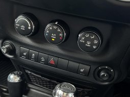 Jeep Wrangler Rubicon 3.6 2 Door Full Option AT 2013 Putih (Sticker Green Army) 7