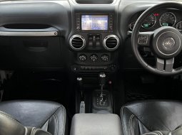 Jeep Wrangler Rubicon 3.6 2 Door Full Option AT 2013 Putih (Sticker Green Army) 14