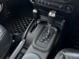 Jeep Wrangler Rubicon 3.6 2 Door Full Option AT 2013 Putih (Sticker Green Army) 17