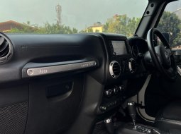 Jeep Wrangler Rubicon 3.6 2 Door Full Option AT 2013 Putih (Sticker Green Army) 19