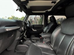 Jeep Wrangler Rubicon 3.6 2 Door Full Option AT 2013 Putih (Sticker Green Army) 21