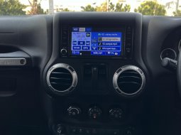 Jeep Wrangler Rubicon 3.6 2 Door Full Option AT 2013 Putih (Sticker Green Army) 22