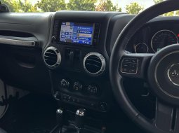 Jeep Wrangler Rubicon 3.6 2 Door Full Option AT 2013 Putih (Sticker Green Army) 25