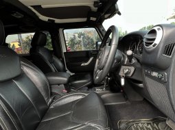 Jeep Wrangler Rubicon 3.6 2 Door Full Option AT 2013 Putih (Sticker Green Army) 23