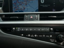 Jual mobil Lexus ES 300H Matic 2018 - Mobil mewah 15