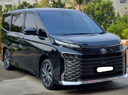 Toyota Voxy 2.0 A/T 2022 hitam km17rban pajak super panjang 1 tahun siap pakai cash kredit bisa