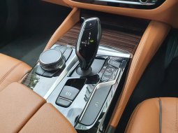 BMW 520i Luxury Line CKD AT 2018 Black On Brown 4