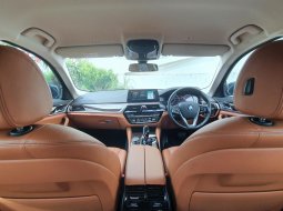 BMW 520i Luxury Line CKD AT 2018 Black On Brown 14