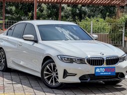 BMW 320i Sport CKD AT White on black Nik 2021 4