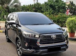 Toyota Kijang Innova 2.4 Venturer Facelift Diesel AT 2022 Hitam Metalik 1