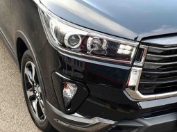 Toyota Kijang Innova 2.4 Venturer Facelift Diesel AT 2022 Hitam Metalik 4