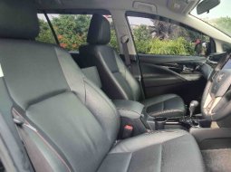 Toyota Kijang Innova 2.4 Venturer Facelift Diesel AT 2022 Hitam Metalik 16