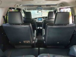 Toyota Kijang Innova 2.4 Venturer Facelift Diesel AT 2022 Hitam Metalik 20