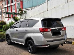 Toyota Kijang Innova Venturer 2.0 Bensin AT Silver 2019 3