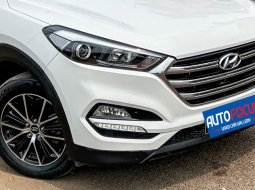 Hyundai Tucson 2.0 CRDi XG AT Diesel Sunroof Panoramic Putih NIK 2017 3