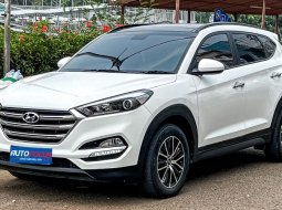 Hyundai Tucson 2.0 CRDi XG AT Diesel Sunroof Panoramic Putih NIK 2017 4