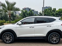 Hyundai Tucson 2.0 CRDi XG AT Diesel Sunroof Panoramic Putih NIK 2017 6