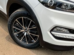 Hyundai Tucson 2.0 CRDi XG AT Diesel Sunroof Panoramic Putih NIK 2017 5