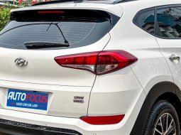 Hyundai Tucson 2.0 CRDi XG AT Diesel Sunroof Panoramic Putih NIK 2017 9