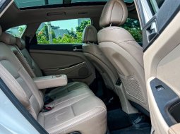 Hyundai Tucson 2.0 CRDi XG AT Diesel Sunroof Panoramic Putih NIK 2017 12