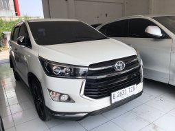 Toyota Ventury Putih